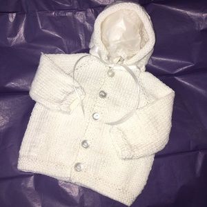 Handmade hooded baby sweater 💕 The perfect gift!